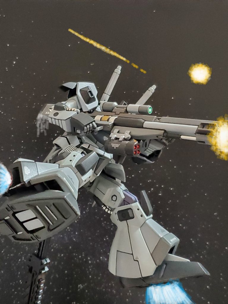 戦闘宙域に到着したウルフ大尉は、戦場の状況を瞬時に判断する💡月に向かう旧ジオン艦艇、それを防衛し壊滅寸前のジオンMS部隊、艦隊より先行して動いているティターンズのMS部隊❕ウルフ大尉は脚部バーニアを全開にして強制ブレーキング❕減速しながら試作メガ・ライフルを構える🎵このライフルは次期MS開発を想定して試作されたもので、3段階のモードを持つ👍✨貫通力のライフルモード、ビームを弾丸ように放ち標的で爆散するショットモード❗そして、高出力ビーム放つハイメガモードを備えている😆✨リック・ディアスはティターンズ部隊をロックオン🔘✴️ハイメガモードの強力な一撃を打ち込む~👊✨