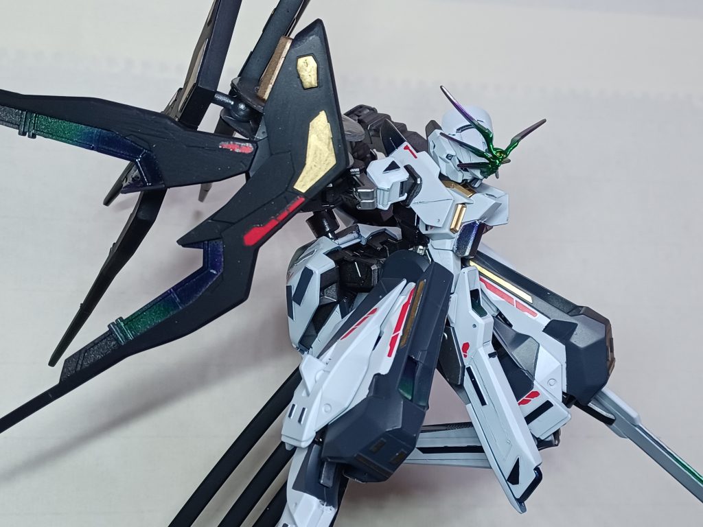 ドラグーンの収納場所は肩マントをイメージして作成。