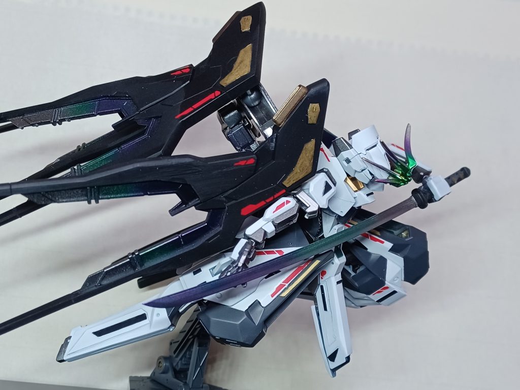 刀にも本体やスーパードラグーンと同じようにグラデーションキャンディ塗装を施してあります。