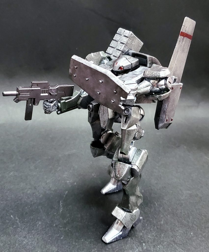 MT-03 ZOWORTミラージュ社が初期に開発した人型MT現行機と比べて決して性能は高いとは言えないが、バランス良く纏まっており、また拡張性の高い設計は同社のAC開発の基礎となった。 ザウォート、本当にミラージュ社っぽいデザインラインしてますよね