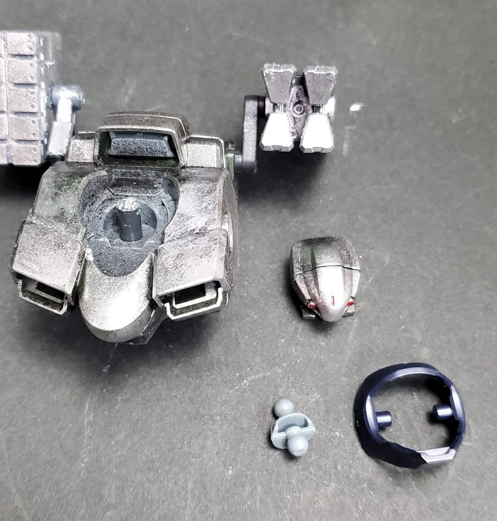 腰パーツ、首パーツを抜いて直差しする事で、MSっぽい体型から異形のMT風の体型にしています