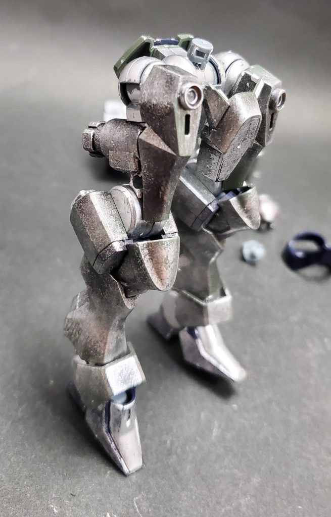 脚部太ももを細く見せるため、外装を外してフレームにジャンクパーツを貼り付けてます足周りを細くすると、一気に雑魚MT風になります