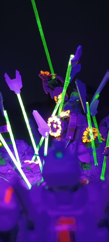 見えにくいかもしれませんが、ビームで切断された設定なので装甲などが溶けた感じを表現したくて、はんだごてで、溶かして切断面にガイアカラーの蛍光オレンジを塗ることで切断されたてを表現しました。