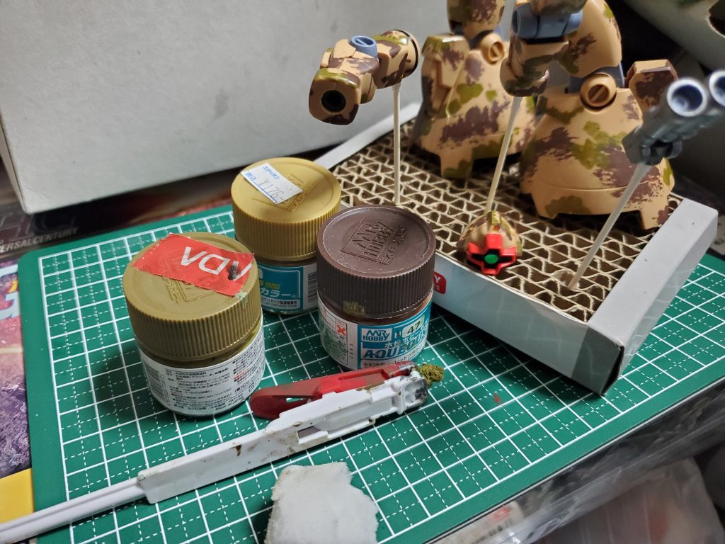 ネットで見たようにスポンジに塗料つけてテキトーに置いていきます。 