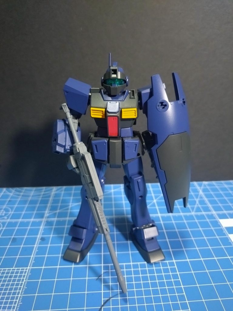 ・塗装後デカール前メインはクレオスのガンダムカラー、ティターンズブルー1と2を使いましたその他はガイアカラーで塗装し細かい部分はガンダムマーカー&水性塗料で筆塗りしていますまた今回から充電式エアブラシでの塗装からコンプレッサーに道具を変えています