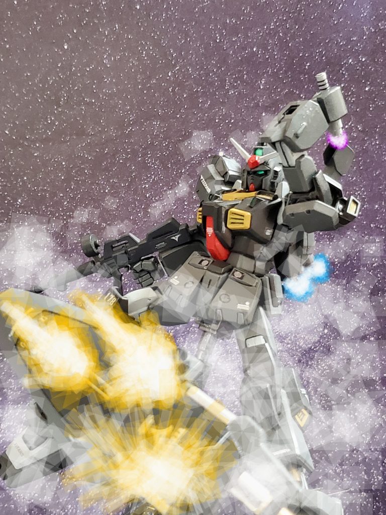 ビーム弾は次々に黒いガンダムに命中し爆散する~🤩しかし、シールドで全て受けきる黒いガンダム💦爆煙の中から姿を現し、ビームサーベルを抜き近接戦闘体勢に入る⚔️