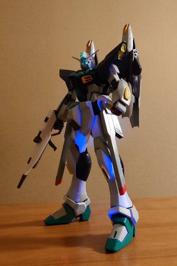 煽りでまた似た写真を…0.7倍のカメラでズームするとちょっとパースが付くことに気付きました。今までの1.2倍だと肉眼で見たままの感じに近いものが撮れて良いと思ってたんですが、どっちが良いのだろう…バックパックはザクファントムの背中を加工して小型バックパックを作り、ブレイズウィザードを背負わせています。今回の小テーマとして接着剤ポン付けをやめる、というテーマがあり、小型バックパック、ウィザードともに着脱可能です。