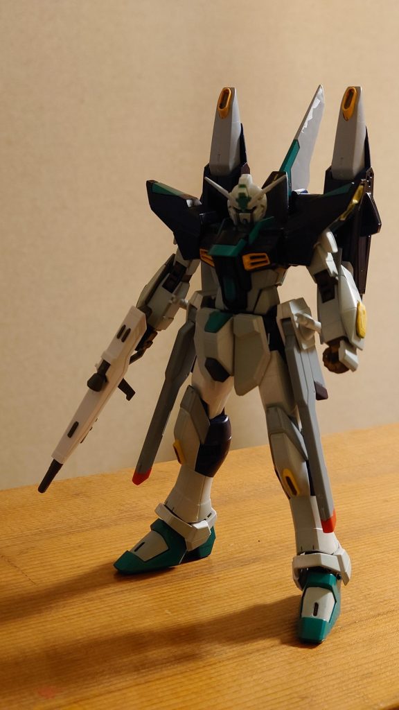 ほぼ同じ写真ですが…後で元気があるときに差し替えます。カラーは主人公の乗った最強機体の量産機、ということで量産型νを意識しました。分かりにくいですが、角の数を減らして、腹部の砲口を埋めています。砲口を埋めるのには、コトブキヤのミサイルセットの大きなミサイル先端を切ったものを加工し、ボディ胸部にちょっと穴を開けて下から差し込むようにしています。