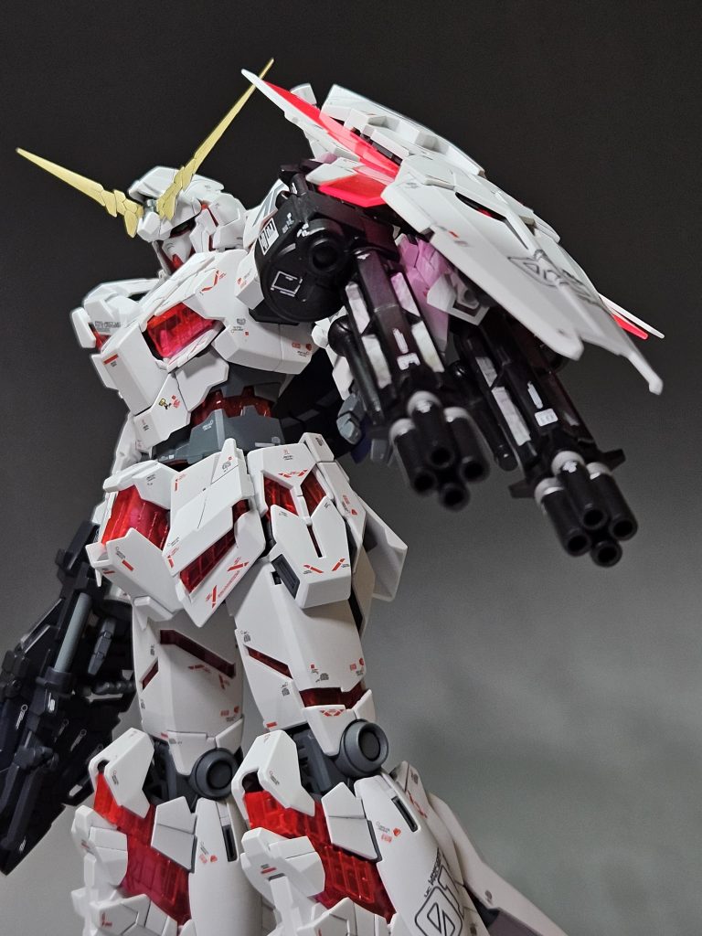 サイコフレームをクリアレッドで吹いて濃くして太もも短くして買っておいたガトリング装備して大満足な仕上がりになりました！白い塗装は一応２段階で塗装しましたが、結局は真っ白になっちゃいましたね！笑