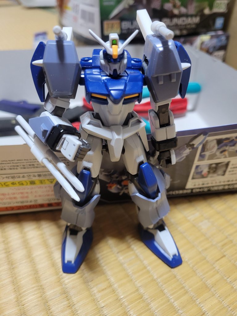 当初はビームサーベルを内蔵しようと思ってましたが、私の知恵では無理でした。