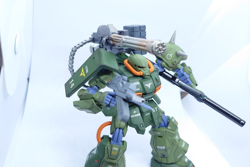 ジャイアントガトリングかつて一年戦争でガンダムなどの装備として開発されたガトリング砲。バックパックはマルチコネクターポッドに換装され、コネクターを介して弾倉と共に装備される。また反対側にはマイクロミサイルパックが装備され、単機で瞬間的に弾幕を形成できる。