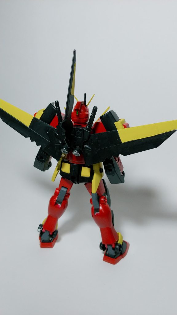 ポータントフライヤーのハネを無理矢理合体。見た目は派手になったけど、腕の可動にバリバリ干渉するためポージングの度にバックパックを取り外してるのは内緒だ!