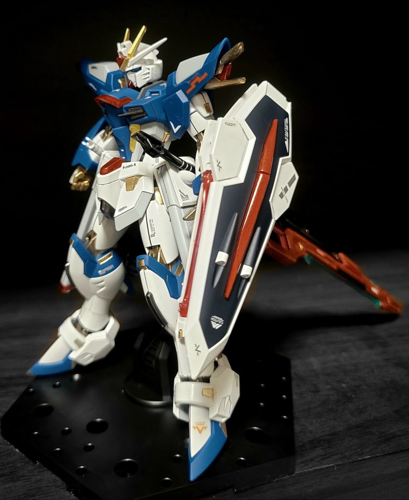 次は皆さんがやってるようにミキシングとかカラーリングを変えたりして、独自のガンプラ作りたいですねー難易度めちゃくちゃ高そうだけど。