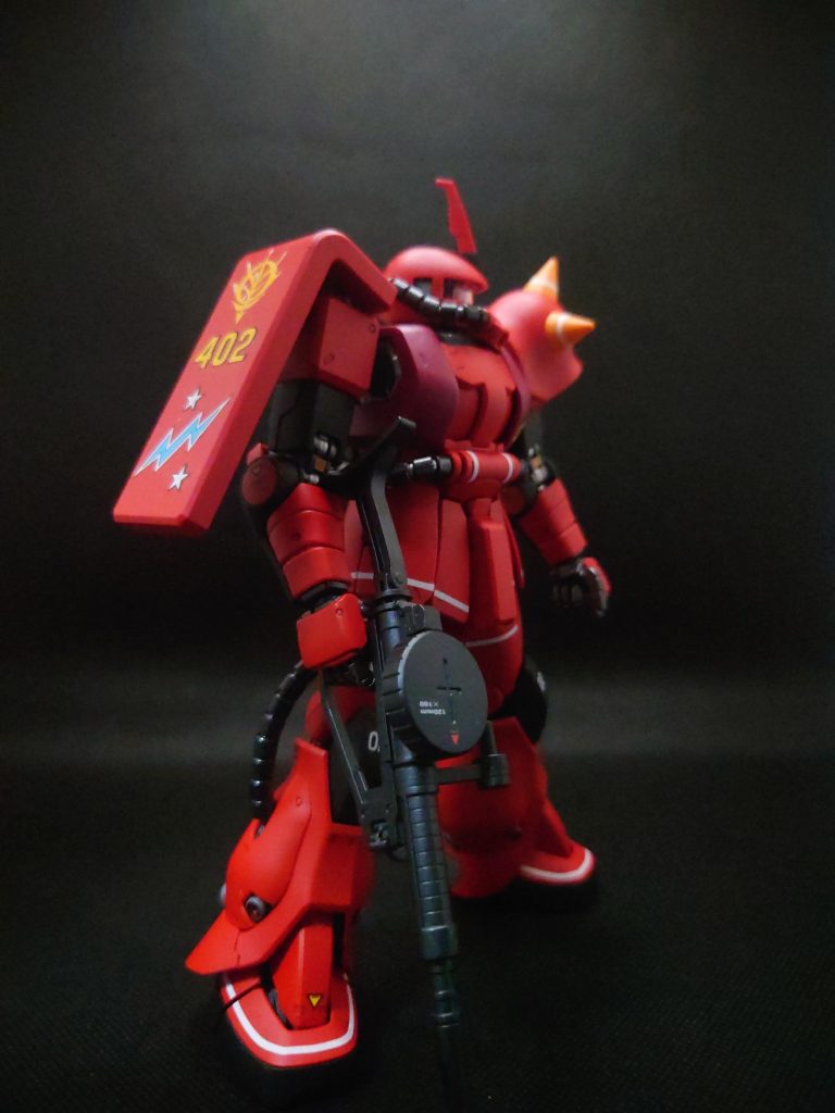 ザクマシンガン、全然保持しない…。肘に引っ掛けてなんとかしていますが、皆さんどうしてるのでしょう…。