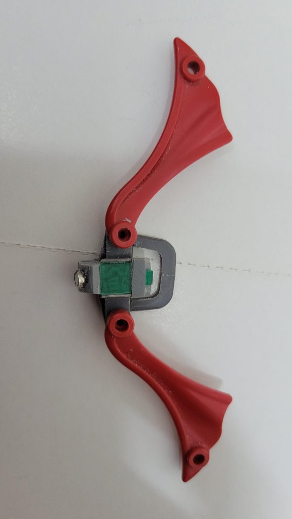 これ（鷹眼の弓）マグネットを使用しているのでバックパックの背面に簡単に取り付けられます。