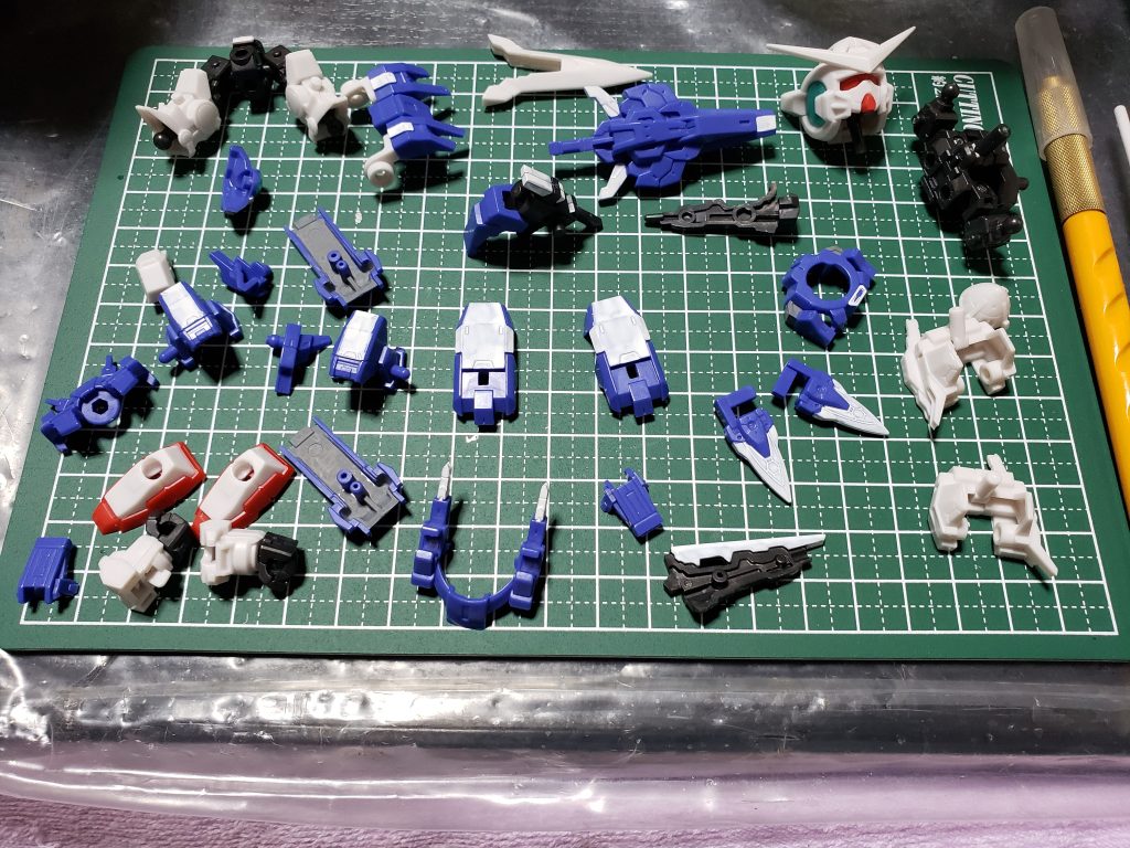 塗装の途中経過です😊ブースが無いので、基本的に塗装はガンダムマーカーでのペン塗りです💦墨入れにはペンタイプを使っています。