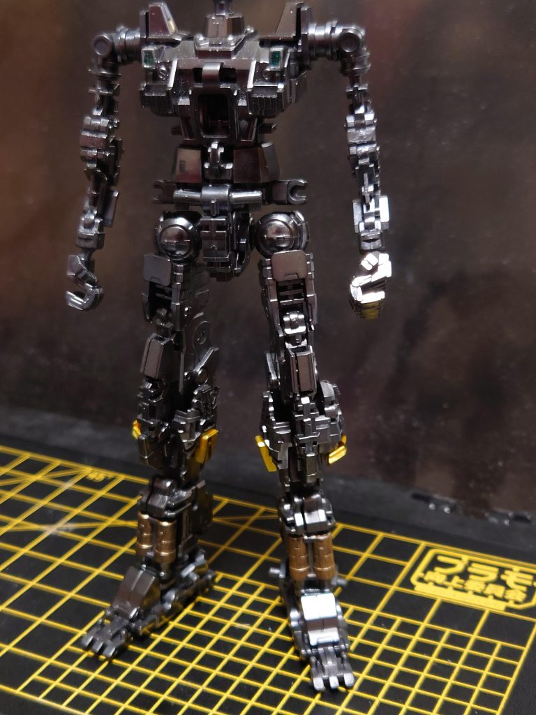 ADVANCED MS JOINT のムーバブル・フレームをクレオスのダークアイアンで筆塗り。シリンダーはクレオス、リッチゴールド。もっと塗り分けたかったが、ABSは怖いので。