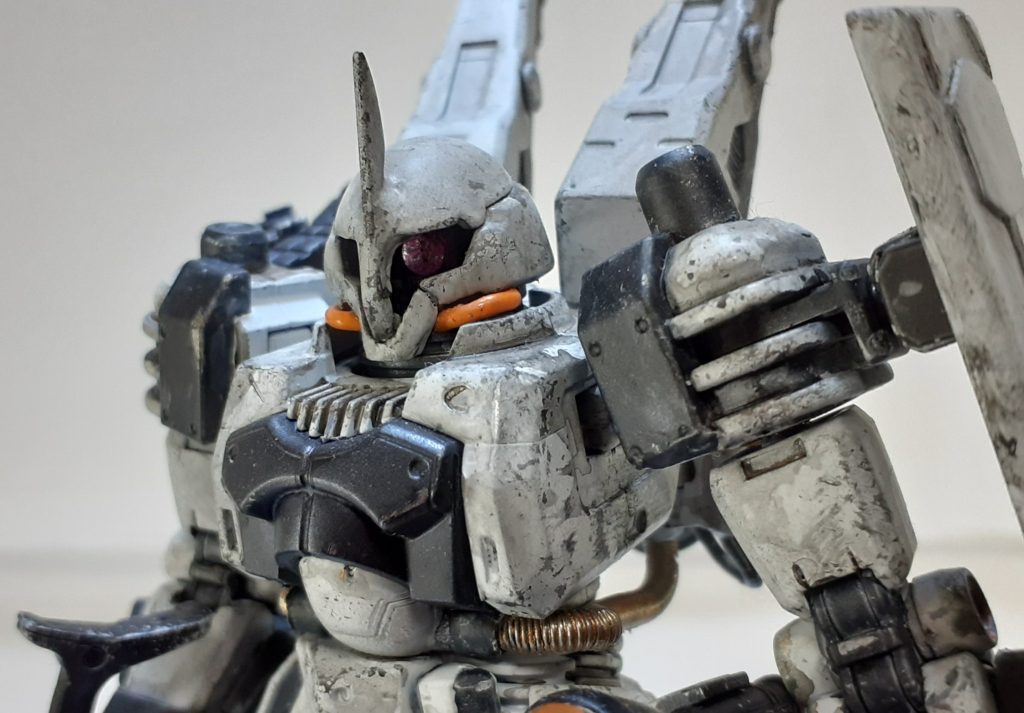 一年戦争時のヅダとは思えないジュネレーター出力と推力を持ち、コックピットは全天周囲モニターとリニアシートを増設。また、フレームの強度も向上したおかげで高いスラスター出力を確保。土星エンジンを主軸とした、まさに「完成されたヅダ」と言える。エゥーゴとグレミー派の間では「白昼夢の亡霊」と呼ばれている。