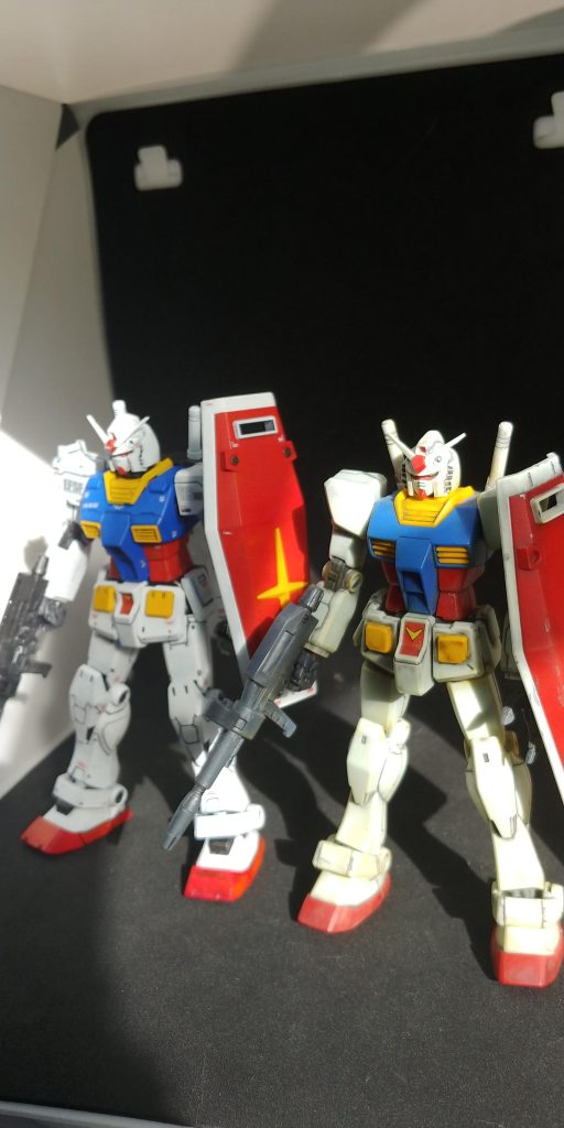 去年の始めたばかりの今頃もガンダムで、ほぼ1年ぶりでキットの違いはありますがHGの同じ機体になりました。前のは初めて無塗装ウェザリングでやってみたシール使用で、今回は塗装してますが全然良くなったなと自分で思っております。成長を感じます。顔横の排気部?がちょっとですけど