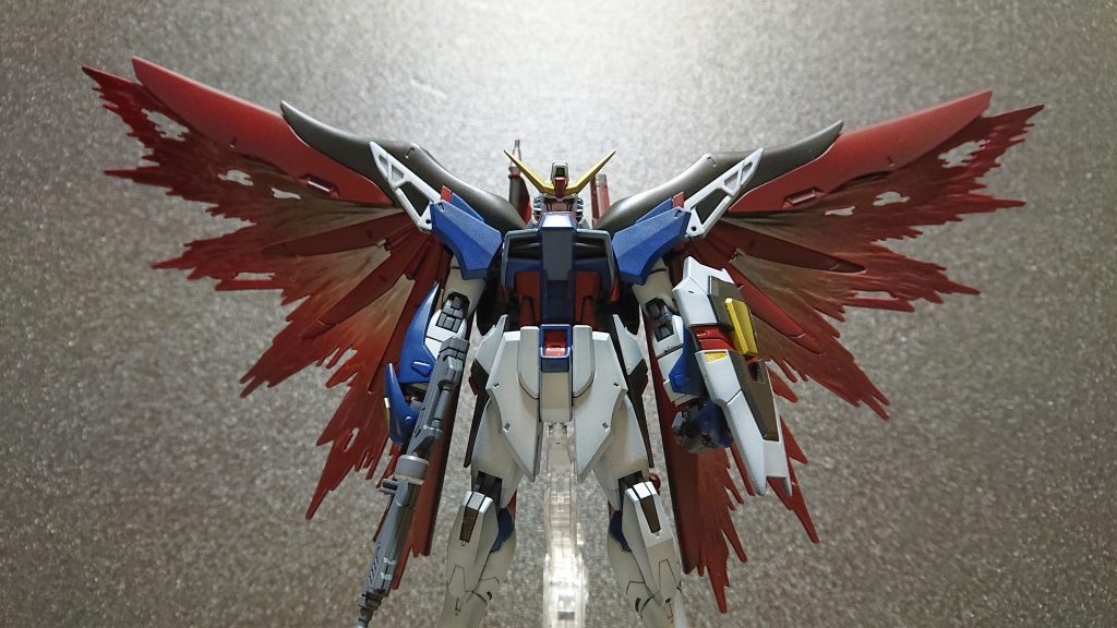 基本的に、黒サフ下地から重ね塗りのグラデ塗装です。あんまり写真じゃわかりませんね(^^;そして今作でやってみたかったのが、エフェクト塗装。光の翼は黒サフ下地にシルバー、そこからクリアオレンジ、クリアレッドをグラデ塗装しました。塗料は全て水性塗料です。