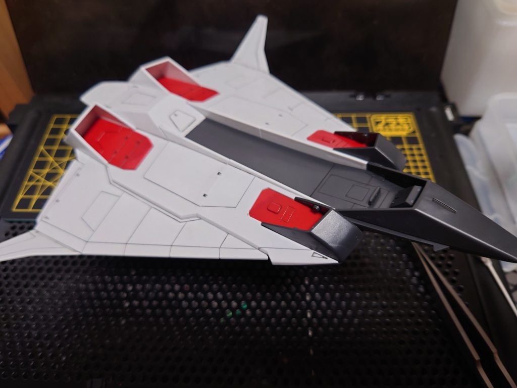 デカールとトップコート前のスミ入れ段階。どのようにデカール貼るのか悩み中。裏も表も一気に貼ると、絶対に途中で貼ったやつが手に付いて何箇所かなくなるなと……MK-Ⅱはそれで失敗したので…なので、まず表面貼ってトップコート、その後裏面貼ってトップコートでいきました。上手くいきました