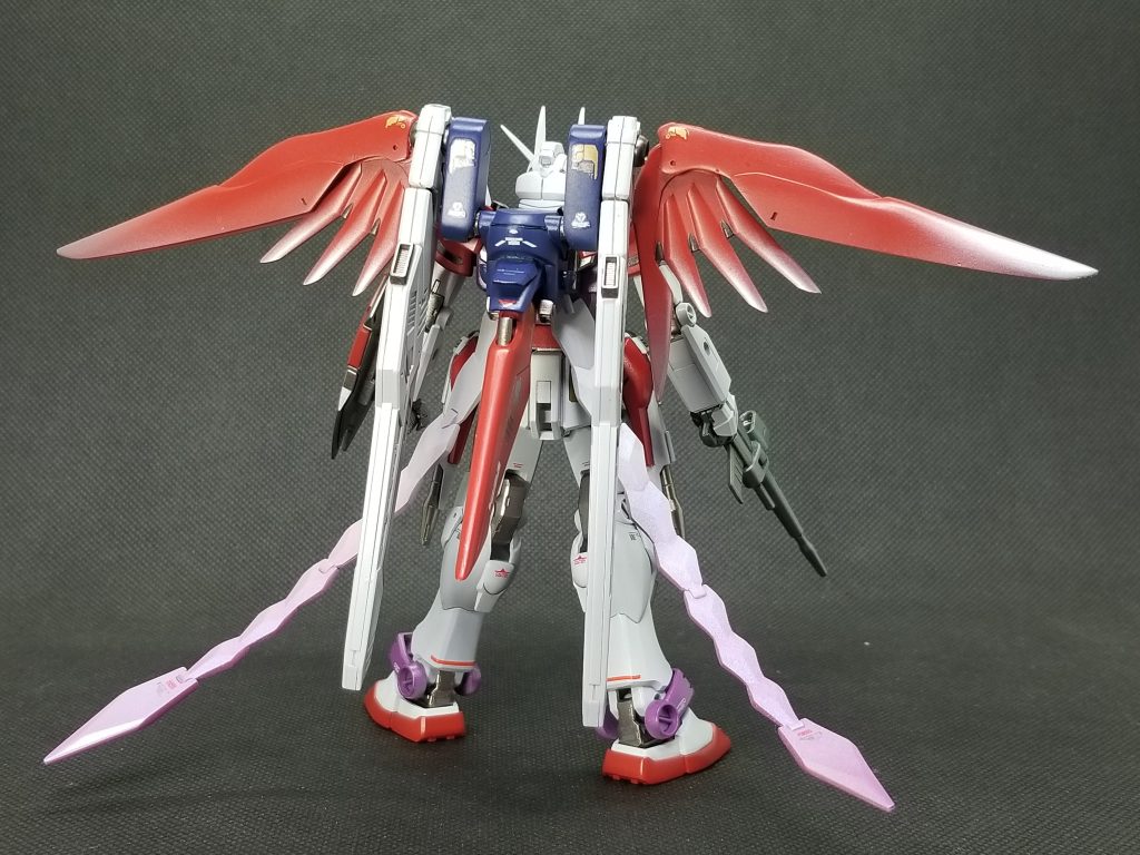 バックショット。ラーガンダム→太陽→太陽から生まれるもの→フェニックス→不死鳥。そっか不死鳥スタイルね🎵と超単純に行き着きました(笑)ジャンクからそれっぽいものを探してきて、色々組み合わせてできたのがこちらになります。