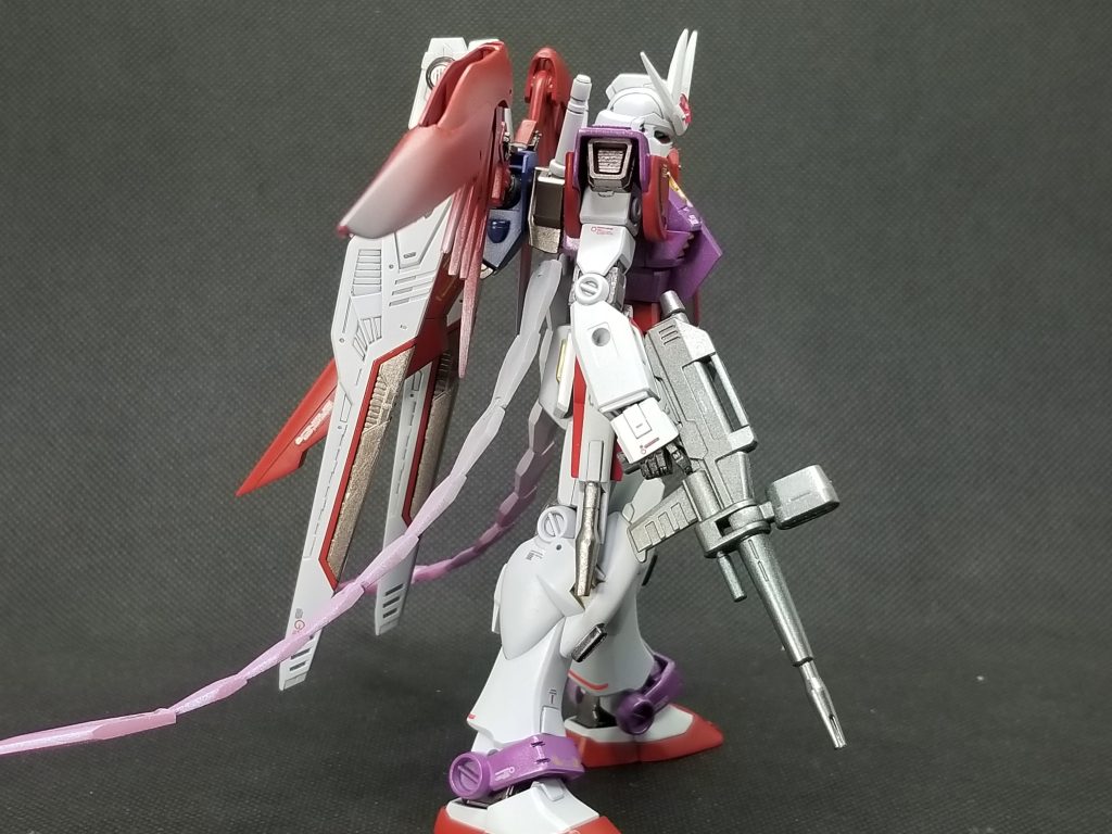 サイドショット②。キットで気になった肩アーマー内の空洞にはバーニアを追加しています。