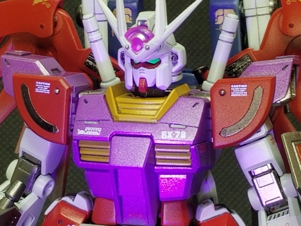 バストショット。ディテールアップとしていつもながらのメタルボール、メタルパーツも使用しています。何だかライトでルージュみたくなってるし(笑)