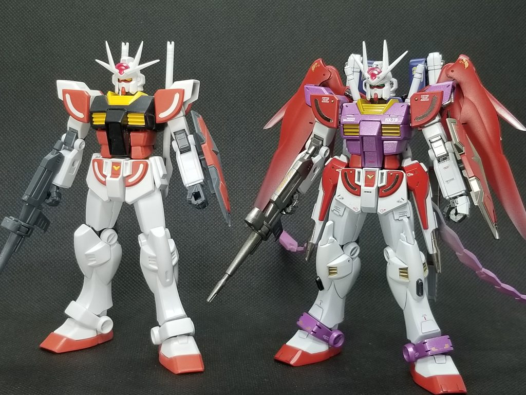 素組みとの比較。ブレードアンテナの形状や膝アーマーのパーツ追加などがわかって頂けると思います。