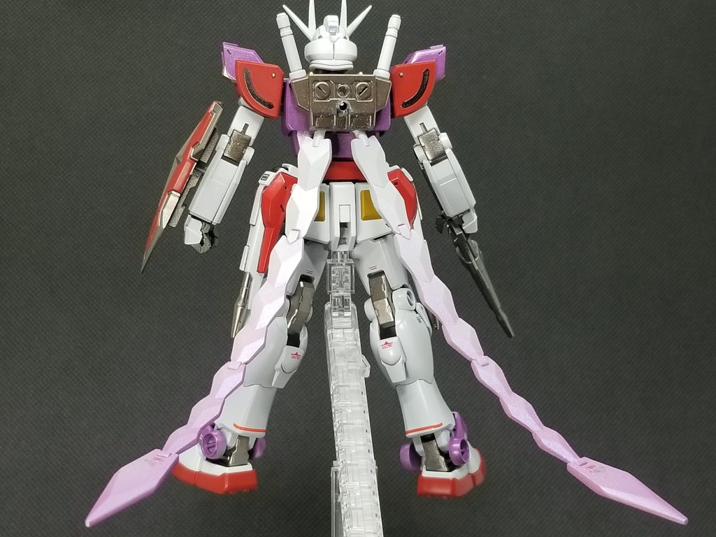 特徴的な羽は御存知UCガンダムから。ランドセルを加工して取り付けました。てか、この羽なんか意味あんの?って突っ込みが入りそうですが😅まぁ、プロペラントタンクならぬプロペラントウイングとでもしておきましょう😁💦