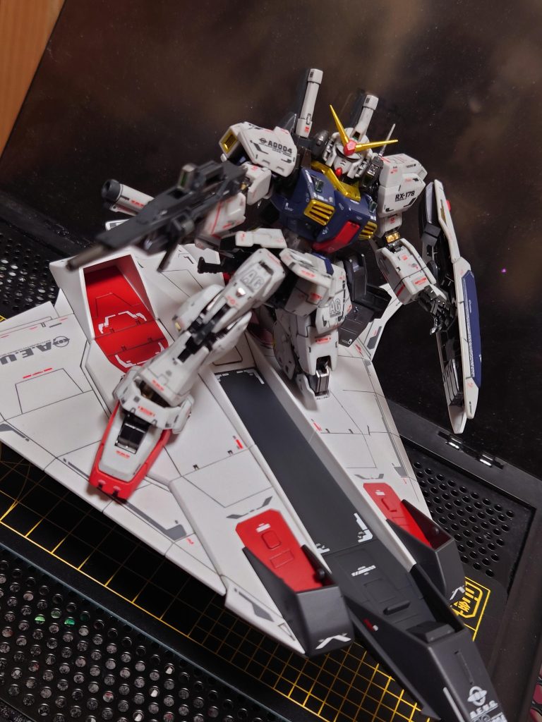 MK-Ⅱ乗せてポージング。う〜〜〜ん……写真がイマイチ、構図とか難しいですね。撮影環境もいつか整えなきゃです。