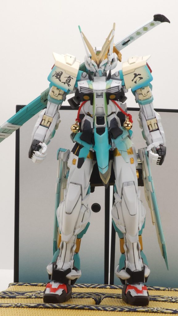 真正面スカートにプラ板と144エアリアルのパーツをくっつけましたちょっと力を入れると取れます🤫羽織イメージの装甲カラーとフレームの白色をちゃんと分けて正解だったかも!(ホントは白色1色の予定だった)