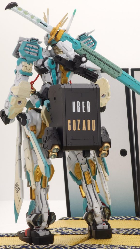 バックショット📸目を引くバックパック、Uber GOZARUもバランス関係で迷ったんですが……イメージ作品としてやはり付けなければ(使命感)いけないと!刀もどうしても背中に背負わせたかったので、ちょっとやっつけ感あるけど頑張りました💪