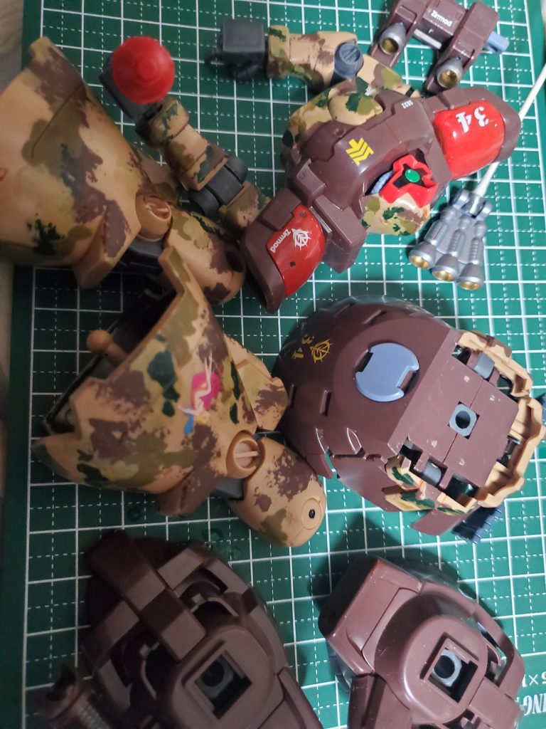 肩パーツやバーニア等ちょこっと部分塗装して手持ちデカール貼って