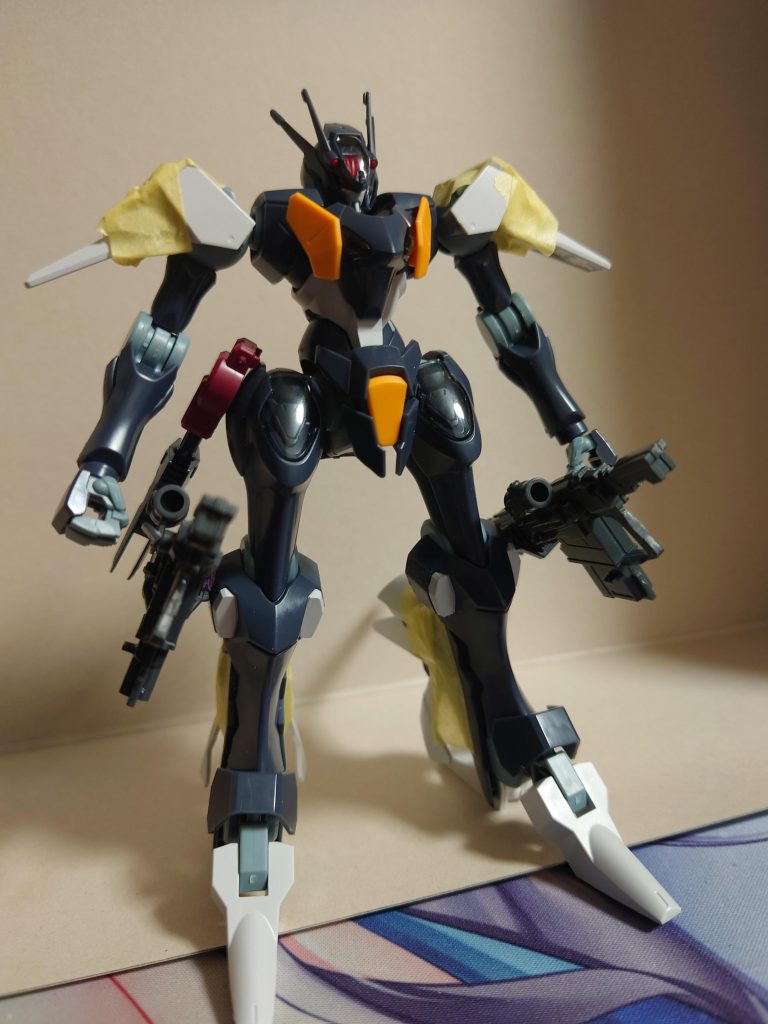 カスタム前の状態。3mmのドリルで脚に穴を開けライフルを2丁装備する予定でした。この時点でエピオンのビーム・ソードを装備。肩にはRG Hi-νのスカート部分と足先のパーツをセメントで固定する予定でした。