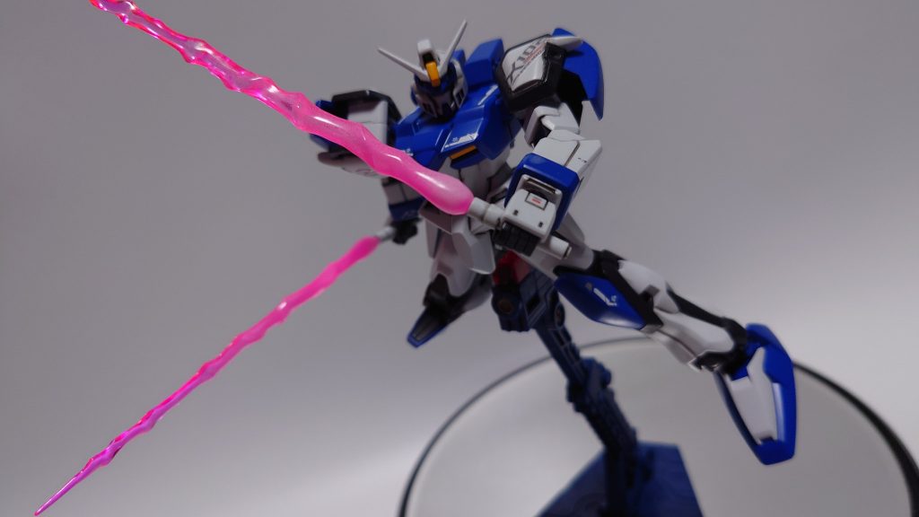 総じて、素組みでも充分かっこいいプラモで飾れるけど、塗り分けや加工をすると大変なガンプラかなと思いました