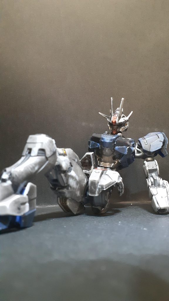 同じことを角が折れてたエアリアルにもしました。こっちは腕など捥いでます。撮影ブースは自作です。段ボールに黒の色画用紙貼るだけの超シンプルなものになってます。