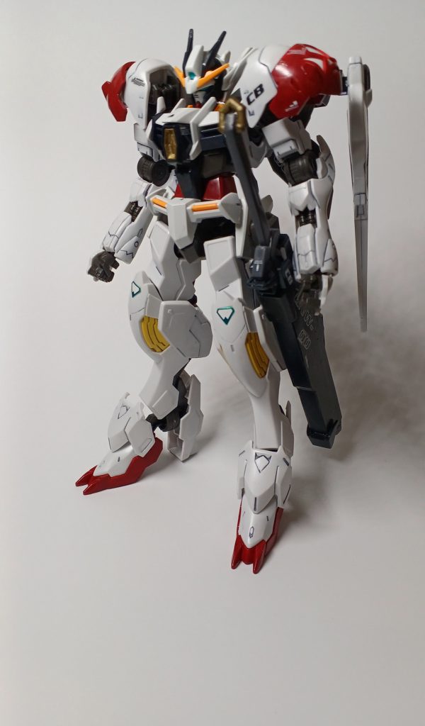 フロントショット鉄華団のアーマーにソレスタルビーイングのマーク、これぞ鉄血のソレスタルビーイングですね。