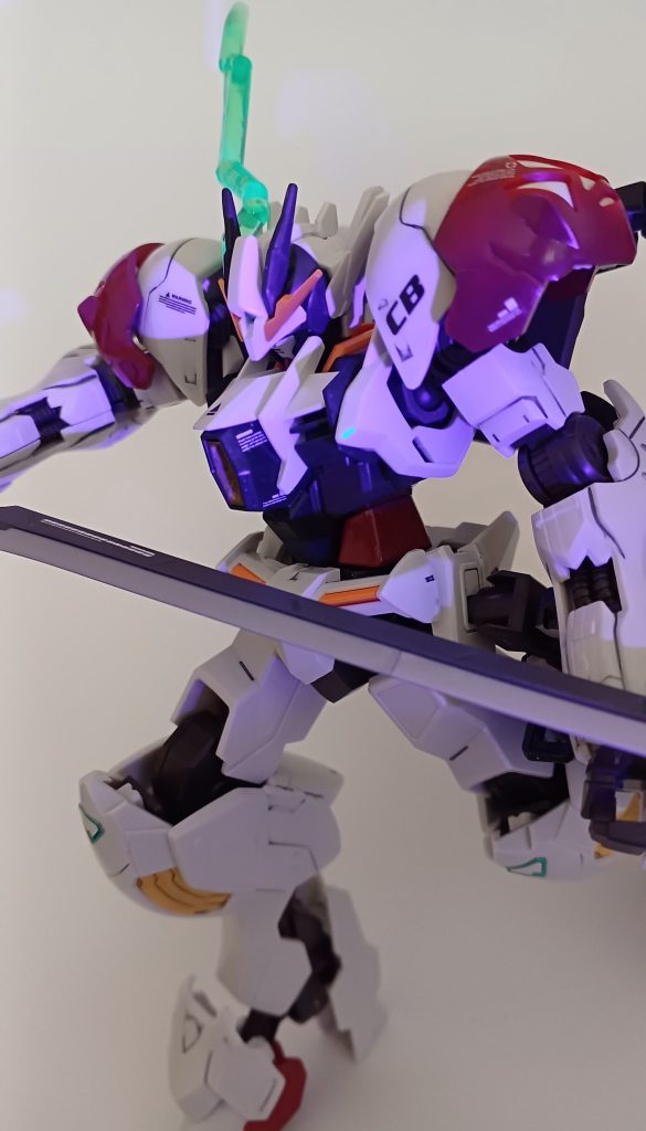 一部に蛍光塗料を使用しました!水性ホビーカラーで新しく蛍光塗料が作られたので使ってみたんですけど凄く良いですね!設定ではリク君がダブルオーにバルバトスルプスの要素を取り入れたと言う設定ですね。(お前の機体じゃないんかい。)ちなみに「GNブレイド改」は自分も見ている「ハクノさん」の朧月の刀からアイディアを参考にしました。(勝手ながらすみません)正直、自分の機体ができなかったのは残念ですが、それを忘れさせる良い機体が作れたと思います。(忘れんじゃねぇよ。)では、この辺で。ご視聴ありがとうございました。(*・ω・)ノ