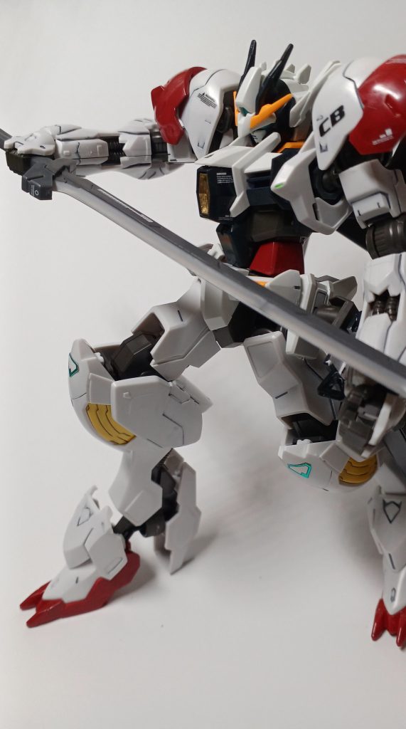 武装1GNブレイド「改」近接戦闘用実体剣 鞘にはビームを発射できる砲身がついている。