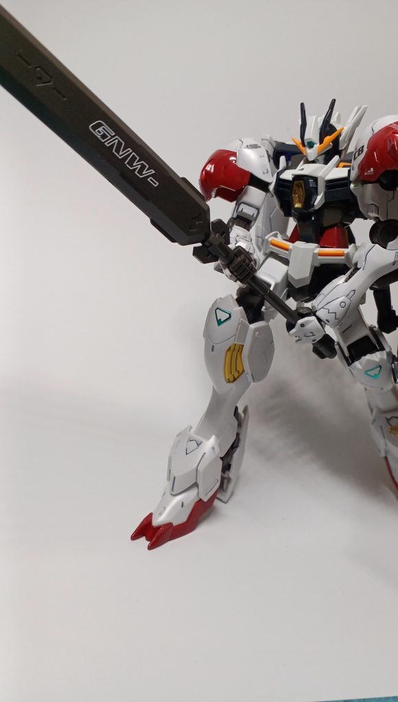 武装2ソードメイス近接戦闘用実体剣 標的を叩っ切る(たたっきる)ことができる。