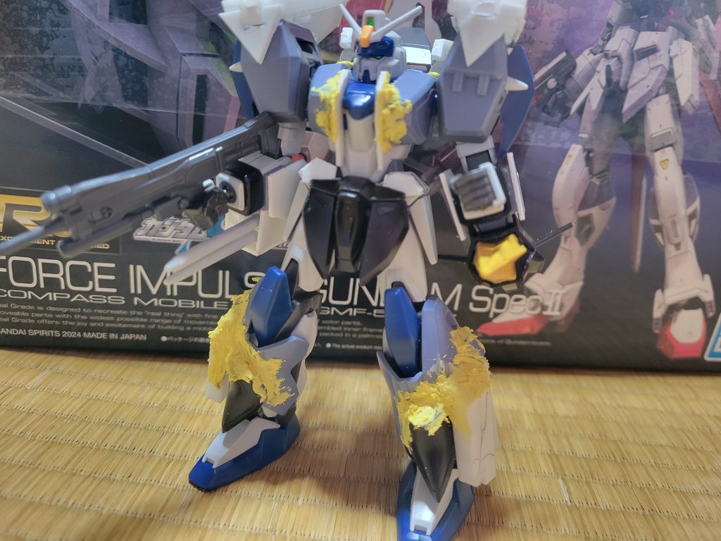 ブリッツのフロントスカートを取り付けた写真です。ここから突貫工事で足のブースターを加工したので、制作過程はここまでです。今回の反省は焦って完成を急いでしまい、パテのヤスリがけと塗装が不十分だったので、これを機に精進したいと思います。