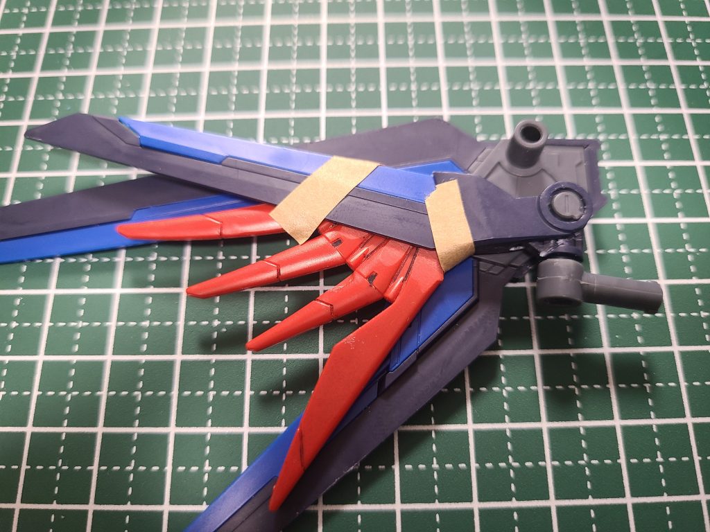 プラウドディフェンダーに、ライフリの羽を流用。真ん中の小羽根を上下反転させて、デスティニーの羽根を切って接着。