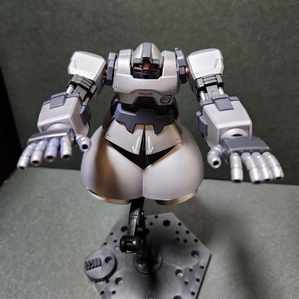 以前に製作したジオングを使用しています。中々のフィット感。