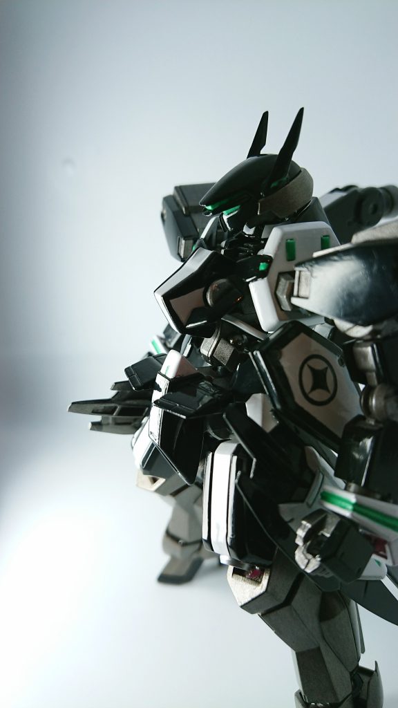 本来腕につける小型シールドにマークを書き込みました。左の腰アーマーに