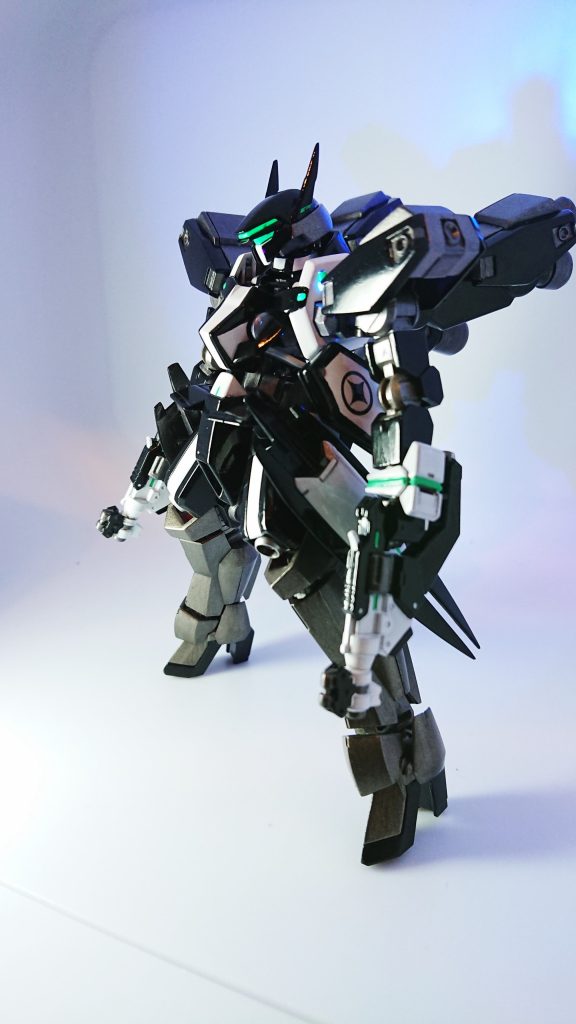 少し短くした銃を両手に装備。バックパックのスラスターには肩アーマーを装着して若干盛ってます。