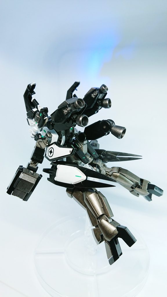 シュヴァルベグレイズさんにバーニアや装甲パーツ等を分けてもらっています。