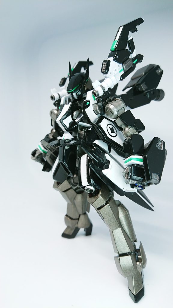 銃を肩に取り付けて代わりに肩アーマーを手首に装備。理論や根拠はありませんがカッコ良くて強そうで速そうです笑コレが今のところ最終形態です 