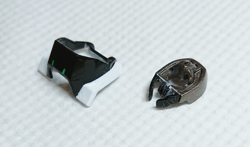 水性サーフェイサーの上に普通のアクリジョンを筆塗りです。前の日の夜塗って朝見ると割れていました😭