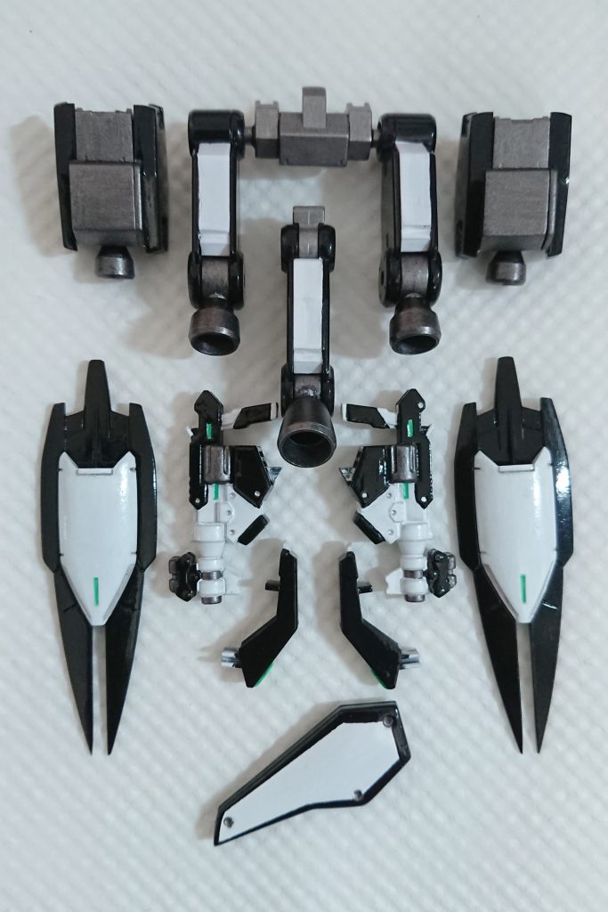 重ね塗りしている間に武器や装甲パーツの塗装を進めました。